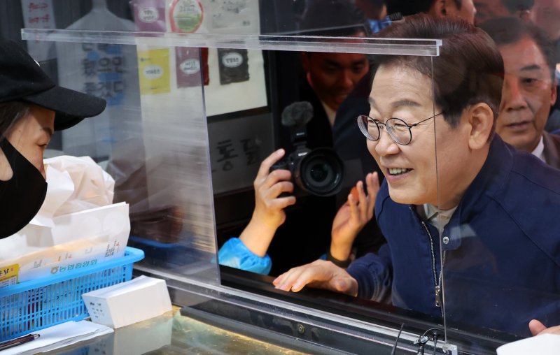 [포천=뉴시스] 조성우 기자 = 골목골목 경청투어에 나선 이재명 더불어민주당 대선후보가 1일 오후 경기 포천시 신읍사거리 인근 치킨집에서 상인과 대화하고 있다. 2025.05.01. xconfind@newsis.com