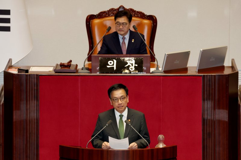 최상목 경제부총리 겸 기획재정부 장관이 1일 오후 서울 여의도 국회에서 열린 본회의에서 2025년도 제1회 추가경정예산안이 통과되자 정부 측 인사를 하고 있다. 2025.5.1/뉴스1 ⓒ News1 이광호 기자