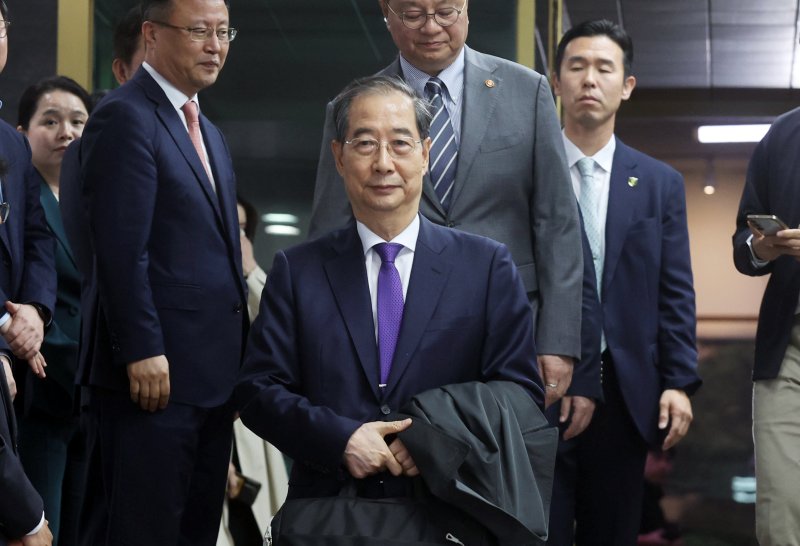 한덕수 대통령 권한대행 국무총리가 1일 오후 서울 종로구 정부서울청사에서 대국민담화를 통해 사퇴를 표명한 뒤 청사를 나서고 있다. (공동취재) 2025.5.1/뉴스1 ⓒ News1 임세영 기자