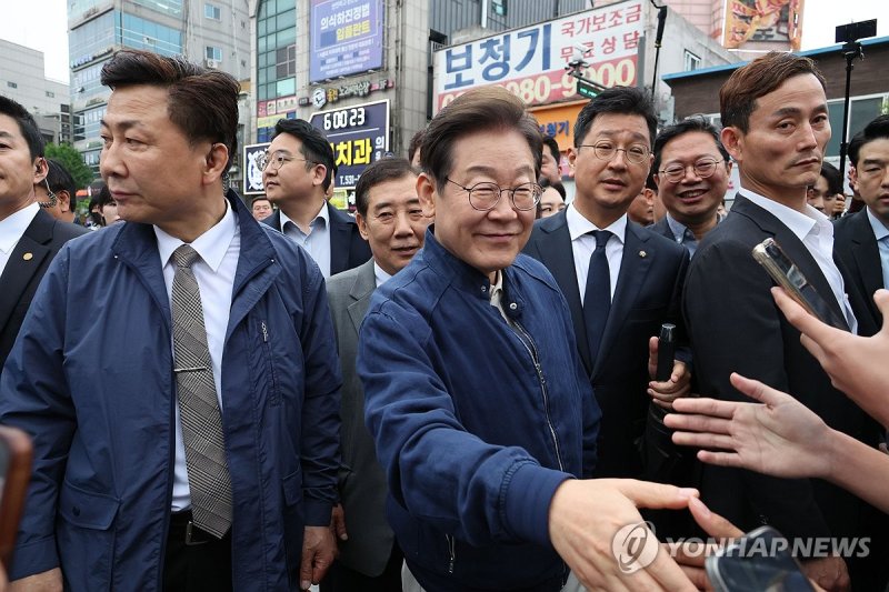 파기환송 판결 이후 '경청 투어' 시작한 이재명 후보 (출처=연합뉴스)