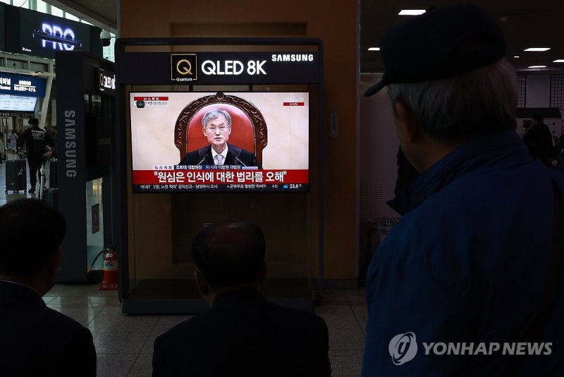 서울역에 나오는 이재명 후보 대법원 판결 생중계 (출처=연합뉴스)