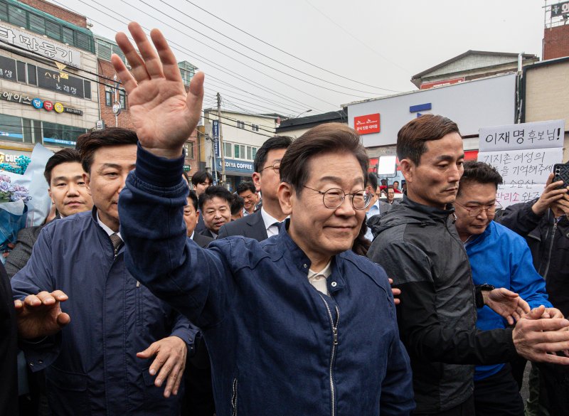 이재명 더불어민주당 대통령 후보가 1일 오후 경기도 연천군 전곡시외터미널 인근을 찾아 시민들을 향해 인사하고 있다. 2025.5.1/뉴스1 ⓒ News1 이재명 기자