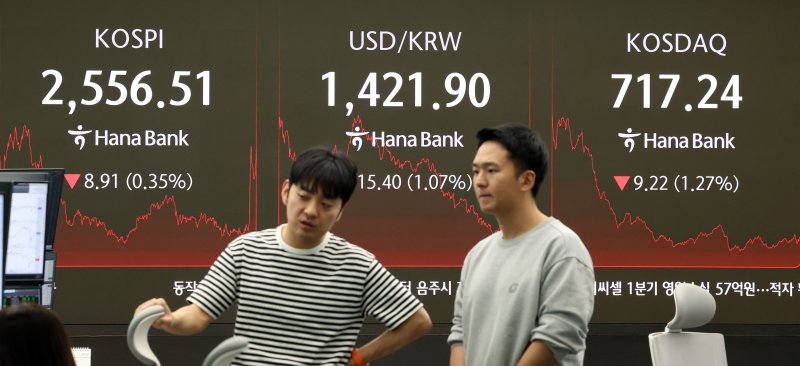 30일 오후 서울 중구 하나은행 본점 딜링룸 전광판에 증시가 표시되고 있다./뉴스1 ⓒ News1 김명섭 기자