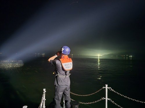 수색 중인 해경 (출처=연합뉴스)