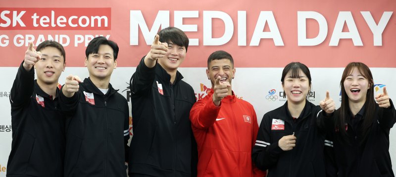[서울=뉴시스] 이영환 기자 = 박상원(왼쪽부터), 구본길, 오상욱, 파레스 페르자니, 전하영, 최세빈이 30일 오전 서울 송파구 올림픽파크텔에서 열린 2025 서울 SK텔레콤 국제그랑프리펜싱선수권대회 미디어데이에서 기념촬영을 하고 있다. 2025.04.30. 20hwan@newsis.com