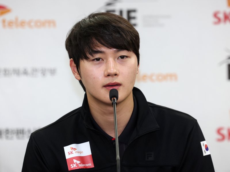[서울=뉴시스] 이영환 기자 = 오상욱 30일 오전 서울 송파구 올림픽파크텔에서 열린 2025 서울 SK텔레콤 국제그랑프리펜싱선수권대회 미디어데이에서 각오를 전하고 있다. 2025.04.30. 20hwan@newsis.com