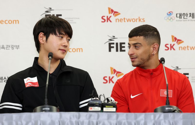 [서울=뉴시스] 이영환 기자 = 오상욱(왼쪽)과 파레스 페르자니가 30일 오전 서울 송파구 올림픽파크텔에서 열린 2025 서울 SK텔레콤 국제그랑프리펜싱선수권대회 미디어데이에서 서로를 바라보고 있다. 2025.04.30. 20hwan@newsis.com