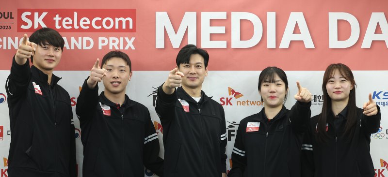 [서울=뉴시스] 이영환 기자 = 오상욱(왼쪽부터), 박상원, 구본길, 전하영, 최세빈이 30일 오전 서울 송파구 올림픽파크텔에서 열린 2025 서울 SK텔레콤 국제그랑프리펜싱선수권대회 미디어데이에서 기념촬영을 하고 있다. 2025.04.30. 20hwan@newsis.com