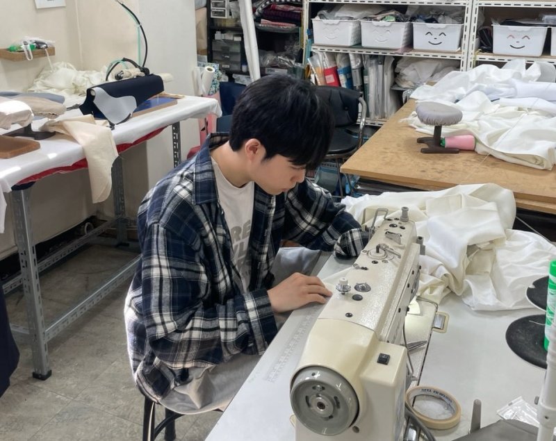 광주기능경기대회서 인문계 학생으로 금메달을 딴 전남고 3학년 곽승우군이 작업실에서 옷을 만들고 있다. ⓒ News1 서충섭 기자