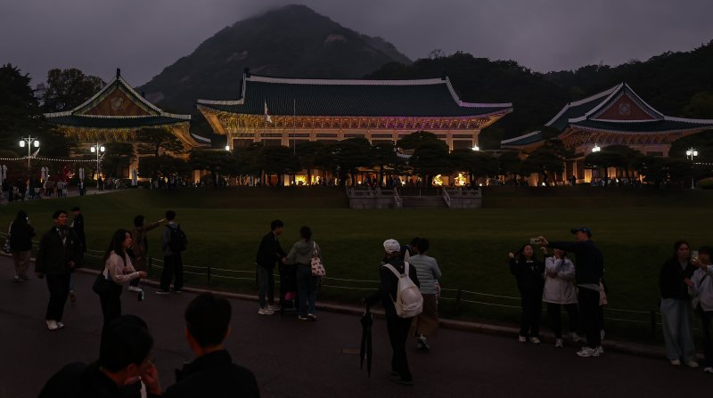 1일 오후 서울 종로구 청와대에서 관람객들이 경내를 살펴보고 있다. 2025.5.1/뉴스1 ⓒ News1 김도우 기자