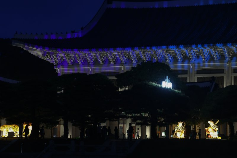 1일 오후 서울 종로구 청와대에서 관람객들이 경내를 살펴보고 있다. 2025.5.1/뉴스1 ⓒ News1 김도우 기자