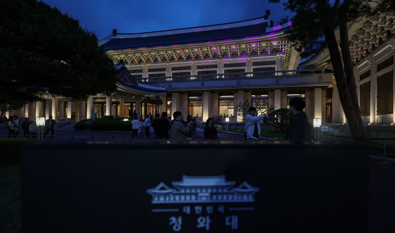 1일 오후 서울 종로구 청와대에서 관람객들이 경내를 살펴보고 있다. 2025.5.1/뉴스1 ⓒ News1 김도우 기자