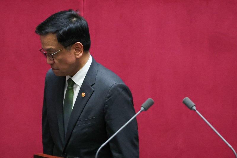 [서울=뉴시스] 권창회 기자 = 사진은 지난 1일 서울 여의도 국회에서 열린 제424회 국회(임시회) 제7차 본회의에서 2025년도 제1회 추가경정예산안이 통과된 뒤 최상목 경제부총리 겸 기획재정부 장관이 감사인사말을 마치고 이석하고 있는 모습. 2025.05.01. kch0523@newsis.com