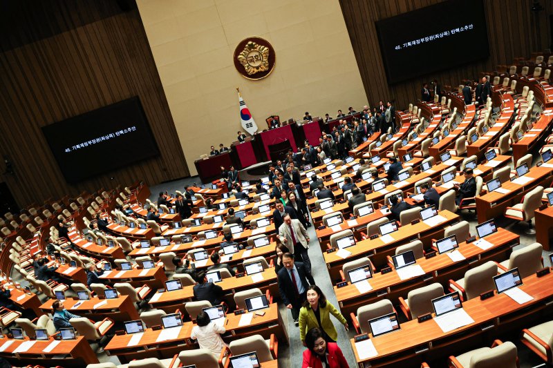 [서울=뉴시스] 권창회 기자 = 사진은 지난 1일 서울 여의도 국회에서 열린 제424회 국회(임시회) 제7차 본회의에서 국민의힘 의원들이 최상목 탄핵소추안 상정에 반발하며 본회의장을 퇴장하고 있는 모습. 2025.05.01. kch0523@newsis.com