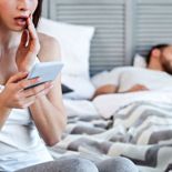 뇌출혈 투병하던 공무원, 유부남과 바람난 아내가 연금을...