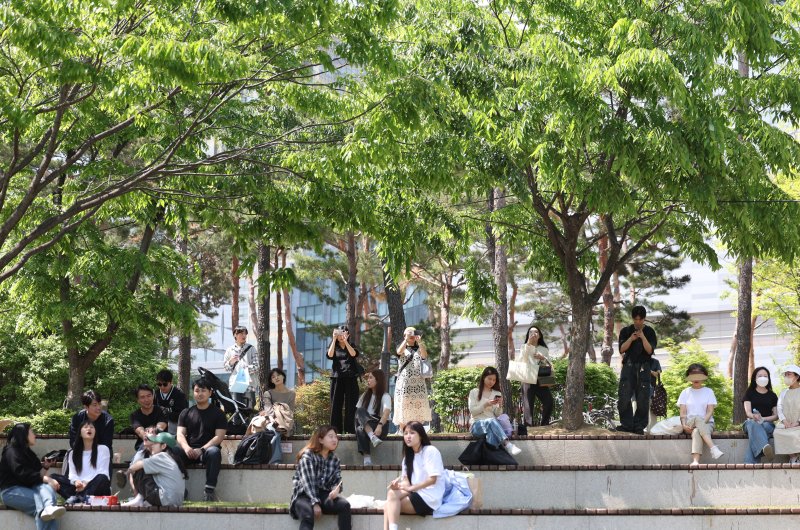 [서울=뉴시스] 김진아 기자 = 서울 낮기온이 26도로 초여름 더위를 보인 30일 서울 송파구 석촌호수에서 시민들이 그늘에서 더위를 피하고 있다. 2025.04.30. bluesoda@newsis.com