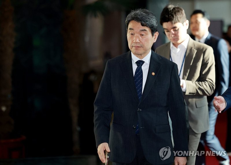 서울청사 출근하는 이주호 권한대행 (출처=연합뉴스)