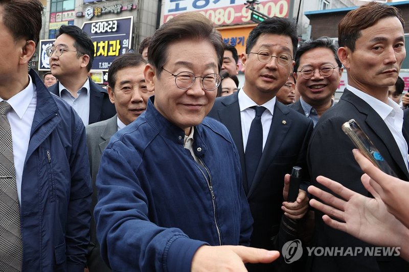 파기환송 판결 이후 '경청 투어' 시작한 이재명 후보 (출처=연합뉴스)