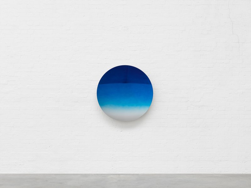아니쉬 카푸어 〈Cobalt Blue and Oriental Blue mix to clear〉 2024 Stainless steel, lacquer 100 x 100 cm © Anish Kapoor. All rights reserved DACS/SACK, 2024 사진: Anish Kapoor Studio이미지 제공: 국제갤러리 *재판매 및 DB 금지