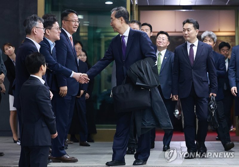 한덕수 권한대행, 총리실 간부들과 인사 (출처=연합뉴스)