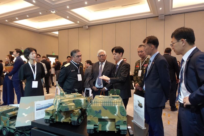 지난 4월 28일 개최된 'Korea Defense Day 2025'에서 한화에어로스페이스 직원들이 칠레 군 관계자들을 상대로 전시제품을 설명하고 있다. 한화에어로스페이스 제공