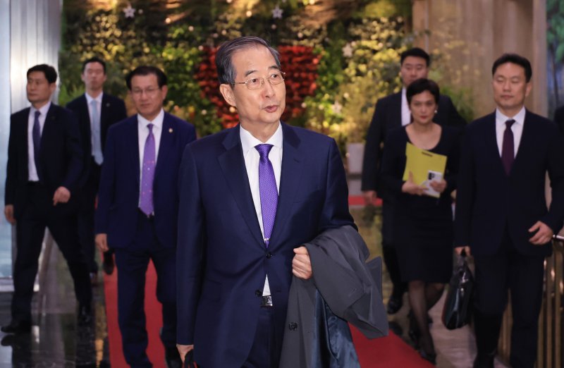 [서울=뉴시스] 고범준 기자 = 총리직 사퇴를 발표한 한덕수 대통령 권한대행 국무총리가 1일 서울 종로구 정부서울청사에서 열린 퇴임식을 마치고 이동하고 있다. (대통령실통신사진기자단) 2025.05.01. bjko@newsis.com