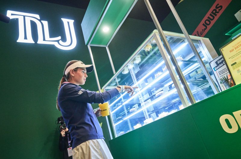 하우스오브CJ 뚜레쥬르 코너를 찾은 카이 트럼프.(CJ그룹 제공)