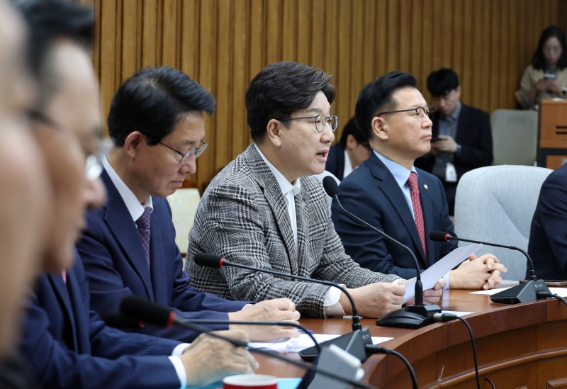 [서울=뉴시스] 고승민 기자 = 권성동 국민의힘 원내대표가 2일 서울 여의도 국회에서 열린 원내대책회의에서 발언하고 있다. 2025.05.02. kkssmm99@newsis.com
