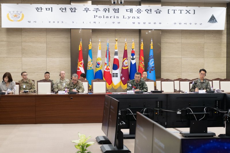 [서울=뉴시스] 합참 전략기획차장 변요환 준장이 연습 간 토의를 하고 있다. (사진=합동참모본부 제공) 2025.05.02. photo@newsis.com *재판매 및 DB 금지