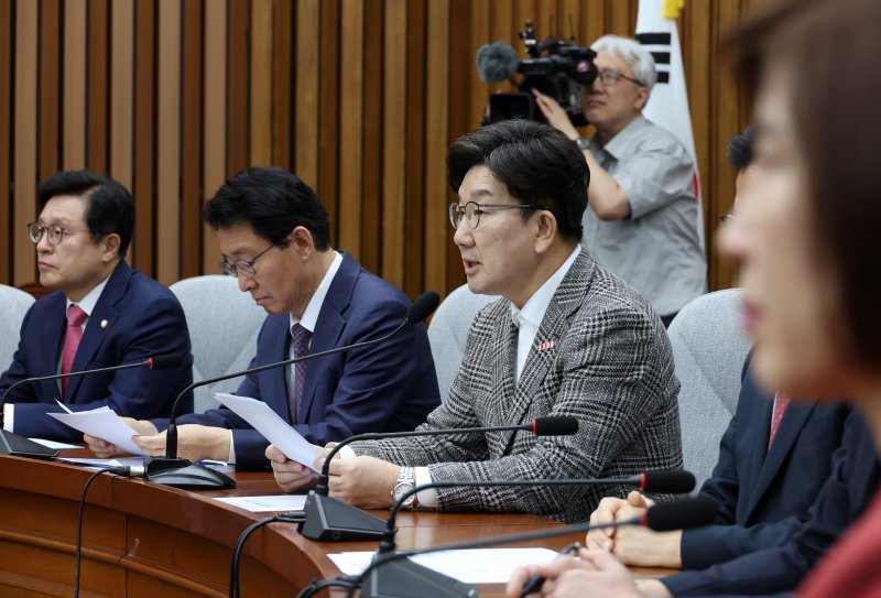 [서울=뉴시스] 고승민 기자 = 권성동 국민의힘 원내대표가 2일 서울 여의도 국회에서 열린 원내대책회의에서 발언하고 있다. 2025.05.02. kkssmm99@newsis.com