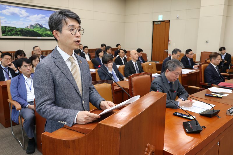 김완섭 환경부장관이 서울 여의도 국회에서 열린 환경노동위원회 전체회의에 출석해 인사말을 하고 있다. 2025.4.25/뉴스1 ⓒ News1 이광호 기자