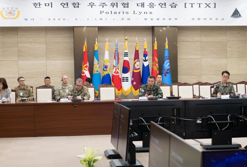 합참은 지난 1일 한미동맹의 대응역량 강화를 위해 주한미우주군과 공동으로 제1회 '한미 우주위협 대응 토의식 연습(TTX)'을 실시했다고 2일 밝혔다. 변요환 합참 전략기획차장 준장이 TTX에서 발언하고 있다. 합참 제공