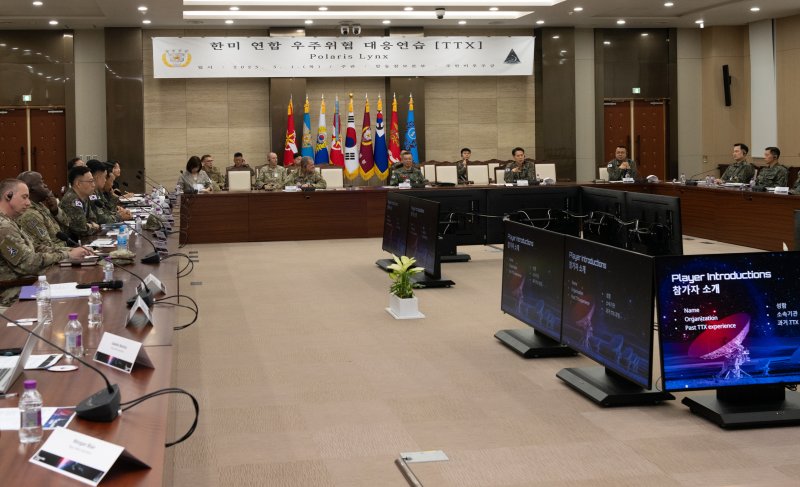 합참은 지난 1일 한미동맹의 대응역량 강화를 위해 주한미우주군과 공동으로 제1회 '한미 우주위협 대응 토의식 연습(TTX)'을 실시했다고 2일 밝혔다. 사진은 제1회 한미 연합 우주위협 대응연습 시작에 앞서 참석자들을 소개하는 모습. 합참 제공