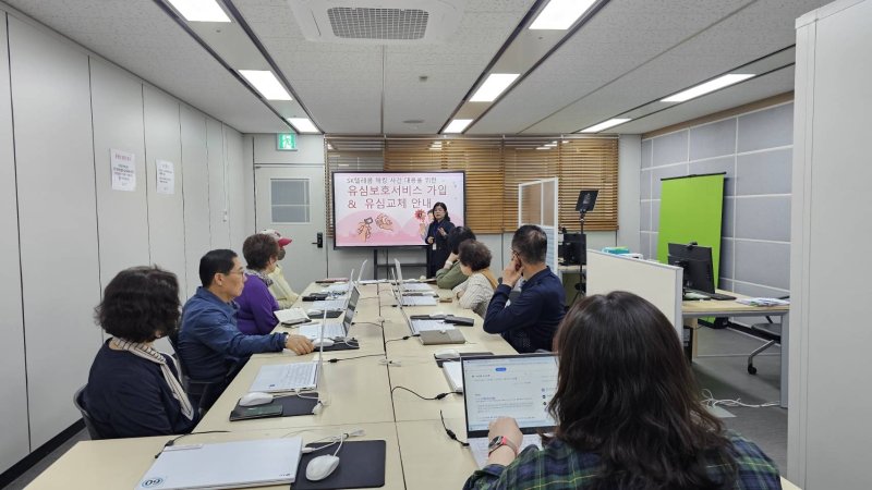 구민들이 정보화 교육에서 개인정보 노출 피해를 예방하는 방법을 배우고 있다.(금천구 제공)