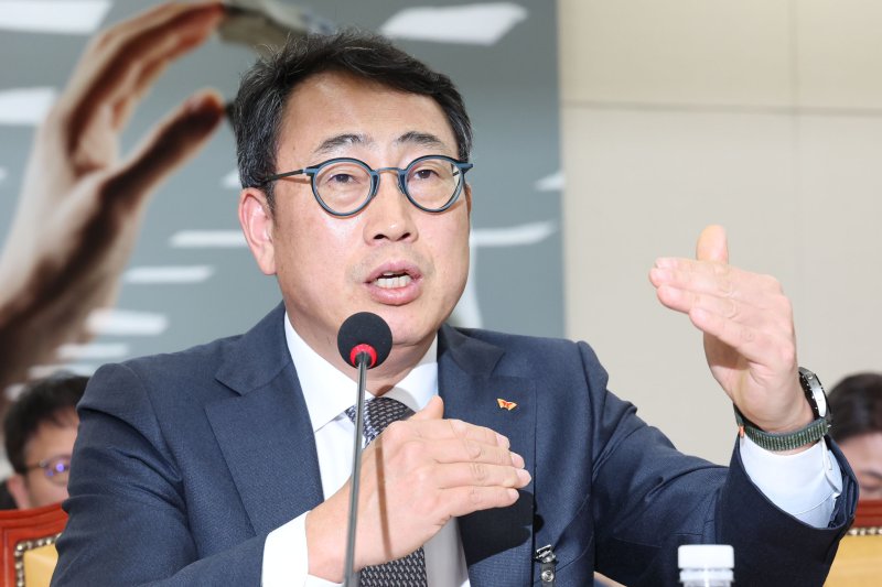 [서울=뉴시스] 권창회 기자 = 30일 오전 서울 여의도 국회에서 열린 과학기술정보방송통신위원회 전체회의 SKT해킹 및 YTN 등 방송통신분야 청문회에서 유영상 SKT텔레콤 사장이 최근 유심 해킹사태에 따른 의원질의에 답하고 있다. 2025.04.30. kch0523@newsis.com