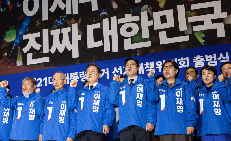 이재명 더불어민주당 대선 후보와 윤여준 상임 총괄선대위원장 등이 30일 오후 서울 여의도 국회 의원회관에서 열린 제21대 대통령선거 중앙선거대책위원회 출범식에서 선대위복을 입고 기념촬영을 하고 있다. 2025.4.30/뉴스1 ⓒ News1 이재명 기자