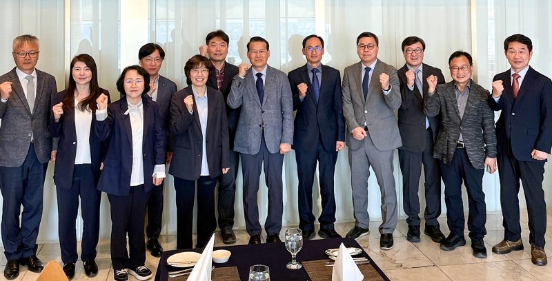 [대전=뉴시스] 협약을 맺은 우송대와 한국화학연구원 관계자들 기념촬영. (사진=우송대 제공) *재판매 및 DB 금지