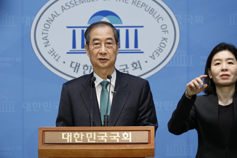 한덕수 전 국무총리가 2일 오전 서울 여의도 국회 소통관에서 '국민께 드리는 약속'을 주제로 제21대 대통령 선거 출마를 선언하고 있다. 2025.5.2/뉴스1 ⓒ News1 안은나 기자