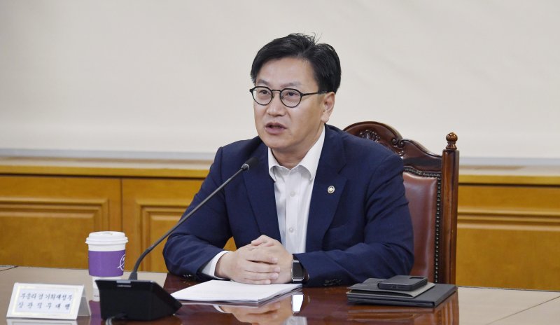 [서울=뉴시스] 사진은 김범석 부총리 겸 기획재정부 장관 직무대행이 2일 오전 서울 중구 은행회관에서 '거시경제·금융현안 간담회'를 주재하고 있는 모습. (사진=기획재정부 제공) 2025.05.02. photo@newsis.com *재판매 및 DB 금지