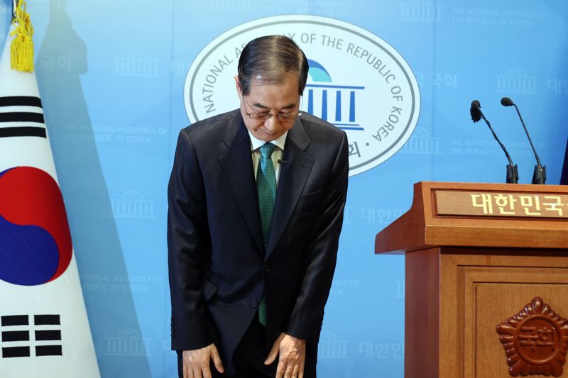 한덕수 전 국무총리가 2일 서울 여의도 국회 소통관에서 페가수스 토토 선거 출마 선언에 앞서 인사를 하고 있다. 사진=서동일 기자