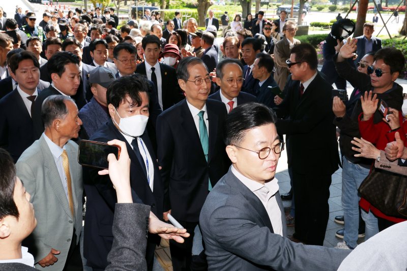 [서울=뉴시스] 조성봉 기자 = 한덕수 전 국무총리가 2일 오전 서울 여의도 국회 소통관에서 대선출마 선언 기자회견을 위해 들어서고 있다. 2025.05.02. suncho21@newsis.com
