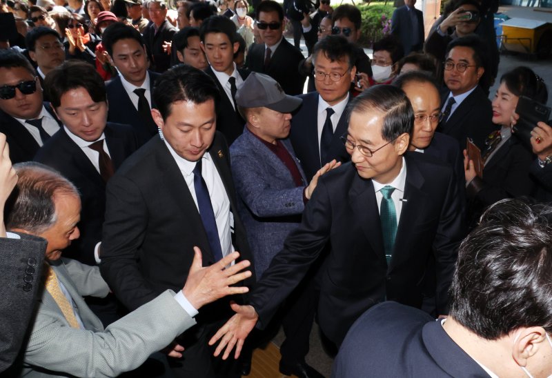 [서울=뉴시스] 조성봉 기자 = 한덕수 전 국무총리가 2일 오전 서울 여의도 국회 소통관에서 대선출마 선언 기자회견을 위해 들어서며 지지자와 인사하고 있다. 2025.05.02. suncho21@newsis.com