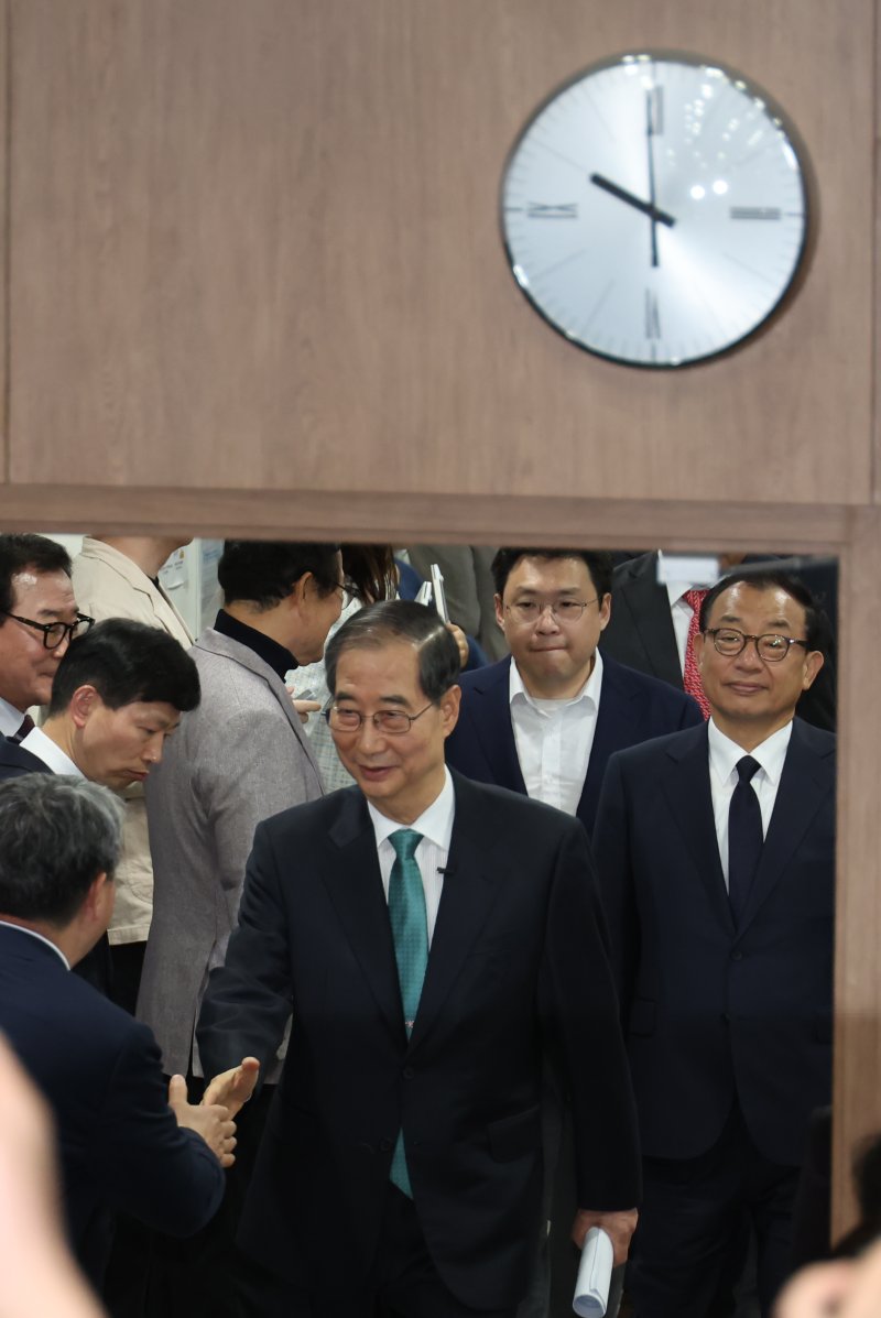 [서울=뉴시스] 고승민 기자 = 한덕수 전 국무총리가 2일 서울 여의도 국회 소통관에서 대선 출마 기자회견을 하고 있다. 2025.05.02. kkssmm99@newsis.com