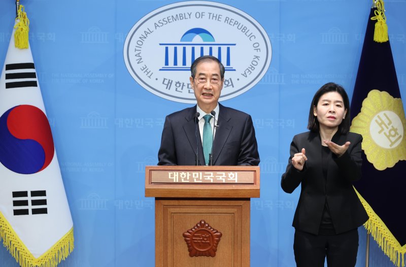 [서울=뉴시스] 고승민 기자 = 한덕수 전 국무총리가 2일 서울 여의도 국회 소통관에서 대선 출마 기자회견을 하고 있다. 2025.05.02. kkssmm99@newsis.com