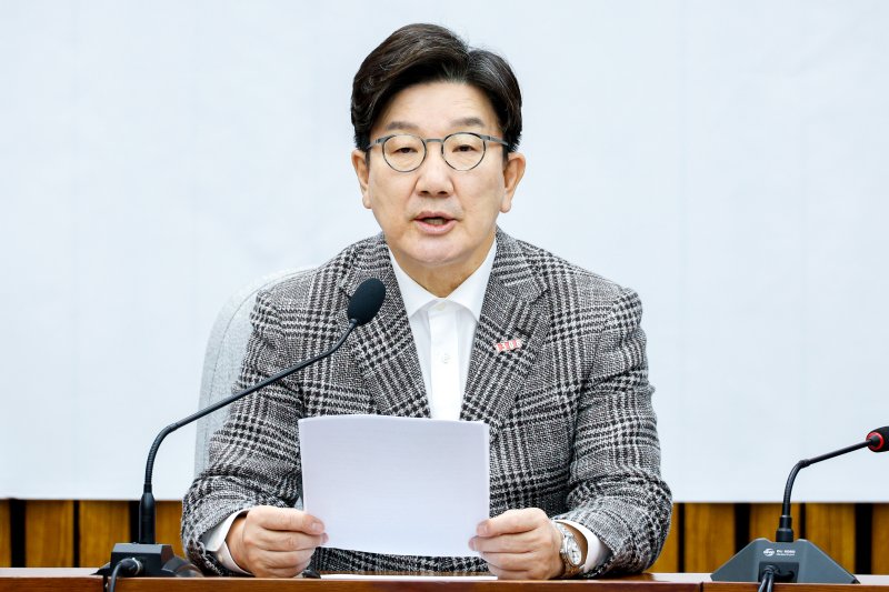 권성동 국민의힘 원내대표가 2일 오전 서울 여의도 국회에서 열린 원내대책회의에 참석해 모두 발언하고 있다. 2025.5.2/뉴스1 ⓒ News1 안은나 기자