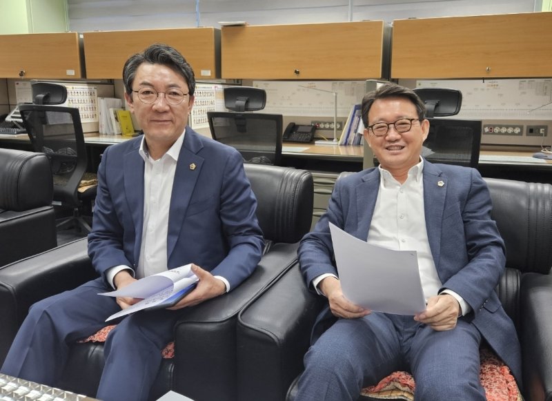 2일 김성수 전북자치도의회 예결위원장(오른쪽)과 정종복 부위원장이 제1회 추경에 대해 설명하고 있다.2025.5.2/뉴스1