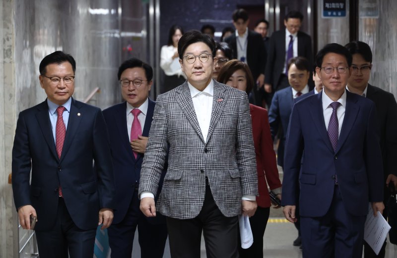 [서울=뉴시스] 고승민 기자 = 권성동 국민의힘 원내대표가 2일 서울 여의도 국회에서 열린 원내대책회의에 참석하고 있다. 2025.05.02. kkssmm99@newsis.com