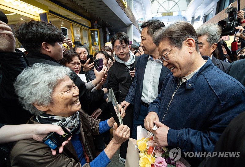 접경지역 시민과 대화하는 이재명 후보 (출처=연합뉴스)