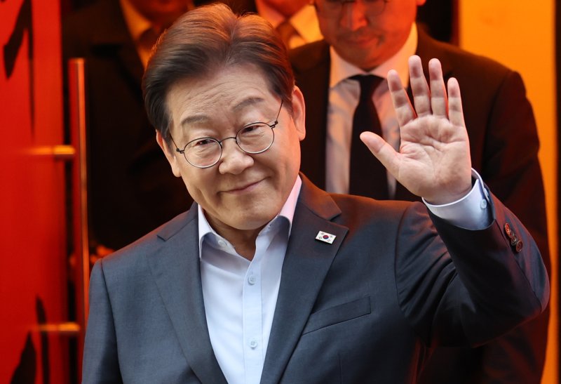 [서울=뉴시스] 조성우 기자 = 이재명 더불어민주당 대선후보가 지난 1일 오후 서울 종로구의 한 포장마차에서 열린 비전형 노동자 간담회를 마치고 나오며 손을 들어 보이고 있다. 대법원 전원합의체는 이날 이 후보에게 무죄를 선고한 원심 판결을 파기하고 사건을 서울고법으로 돌려보냈다. (공동취재) 2025.05.01. photo@newsis.com