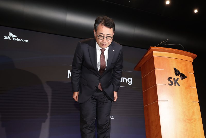 유영상 SK텔레콤 대표이사가 2일 오전 서울 중구 SK텔레콤 T타워에서 열린 사이버 침해 관련 일일 브리핑에서 고개 숙여 사과하고 있다. /사진=뉴스1